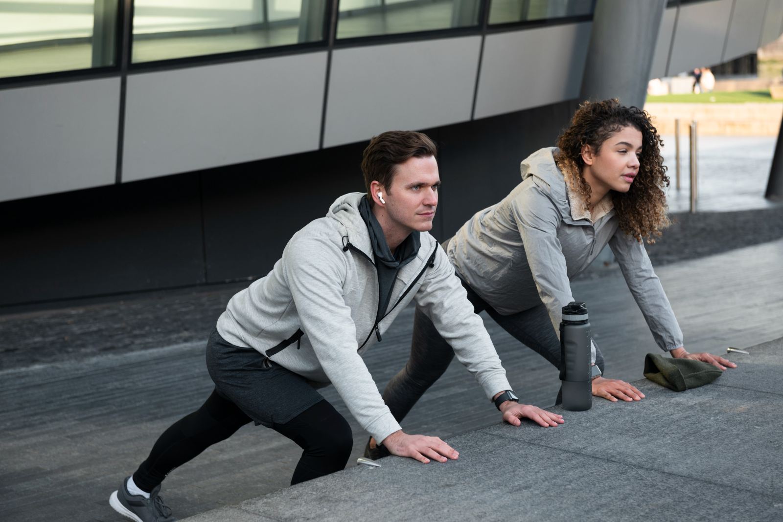 personas haciendo deporte en la empresa