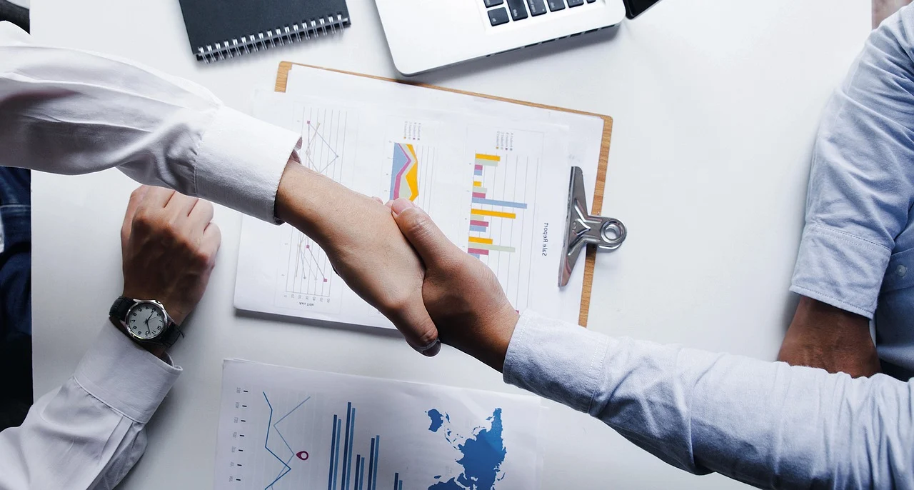 empleados estrechando manos